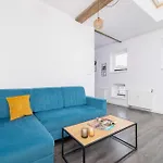 Apartment Cozy With Air Conditioning Close To The Center In By Renters *