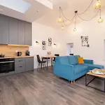 Cozy With Air Conditioning Close To The Center In By Renters
