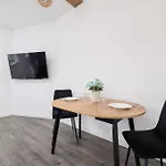 Cozy With Air Conditioning Close To The Center In By Renters