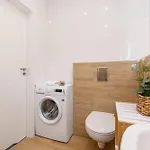Cozy With Air Conditioning Close To The Center In By Renters Apartment