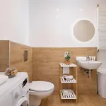 Cozy With Air Conditioning Close To The Center In By Renters Apartment *