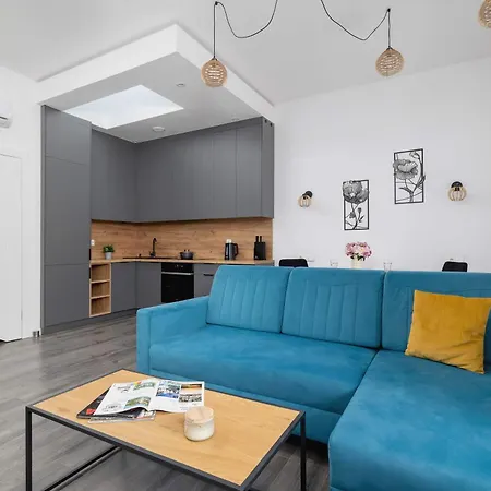 Cozy With Air Conditioning Close To The Center In By Renters Lejlighed