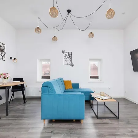 Cozy With Air Conditioning Close To The Center In By Renters