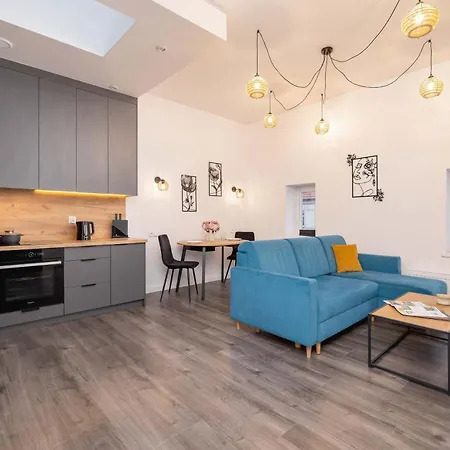 Cozy With Air Conditioning Close To The Center In By Renters