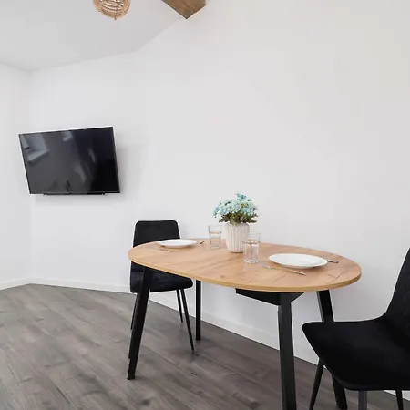 Cozy With Air Conditioning Close To The Center In By Renters