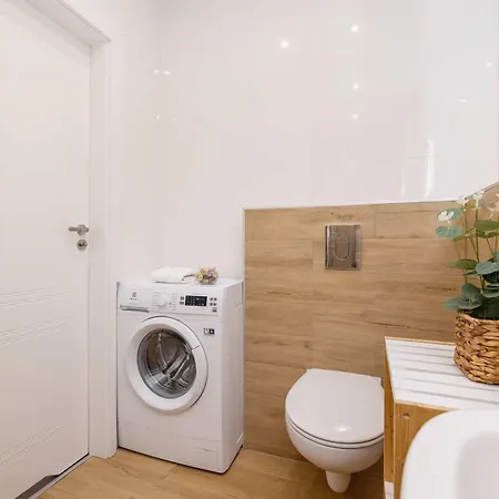 Cozy With Air Conditioning Close To The Center In By Renters Lägenhet