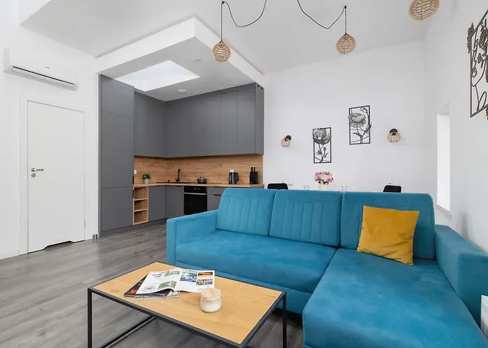 Cozy With Air Conditioning Close To The Center In By Renters Lejlighed