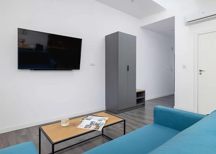 Cozy With Air Conditioning Close To The Center In By Renters Lejlighed