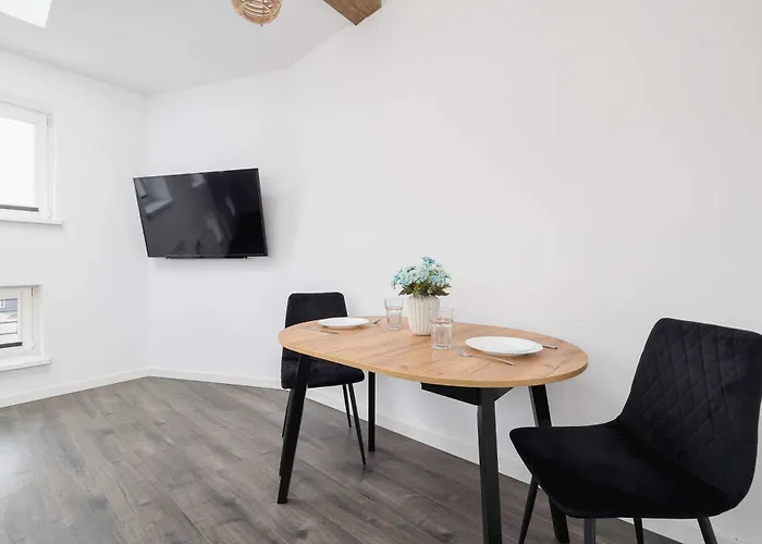 Cozy With Air Conditioning Close To The Center In By Renters