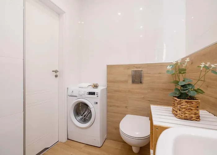 Cozy With Air Conditioning Close To The Center In By Renters Apartment